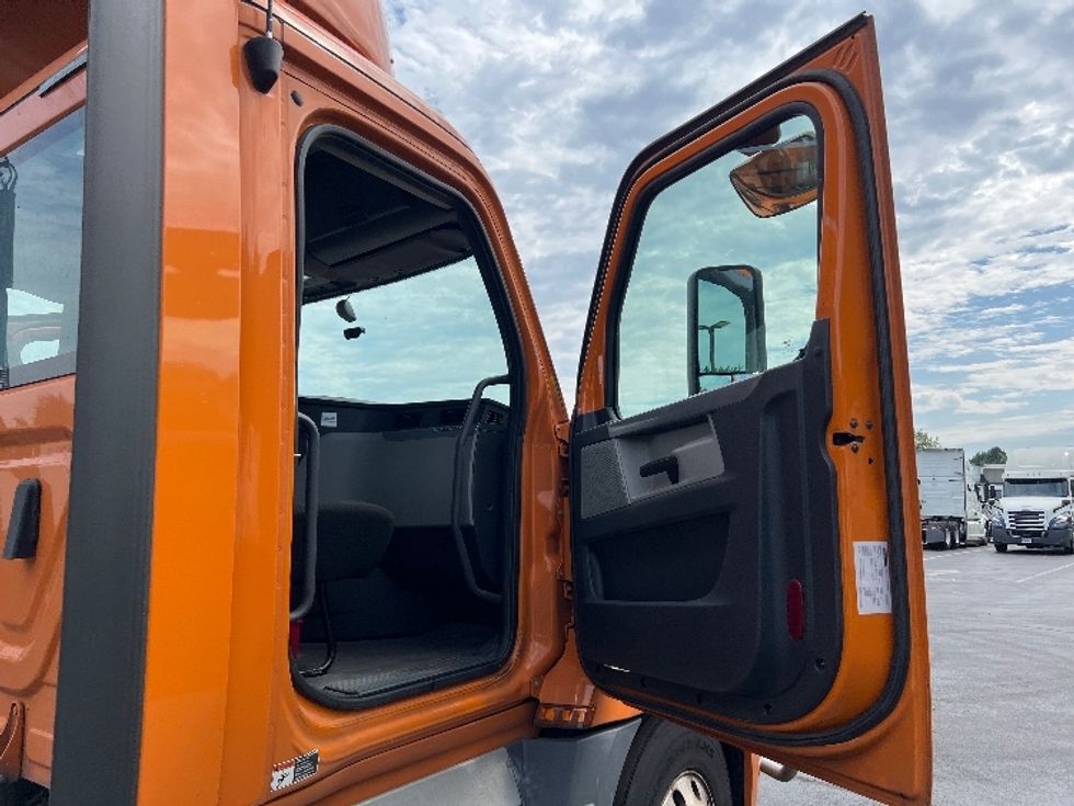 Day Cab Tractor-Heavy Duty Tractors-Freightliner-2020-T12664ST-Burlington-NJ-435,734\n\t\tmiles-$ 57,750 - Image 12