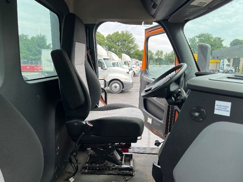 Day Cab Tractor-Heavy Duty Tractors-Freightliner-2020-T12664ST-Burlington-NJ-435,734\n\t\tmiles-$ 57,750 - Image 14