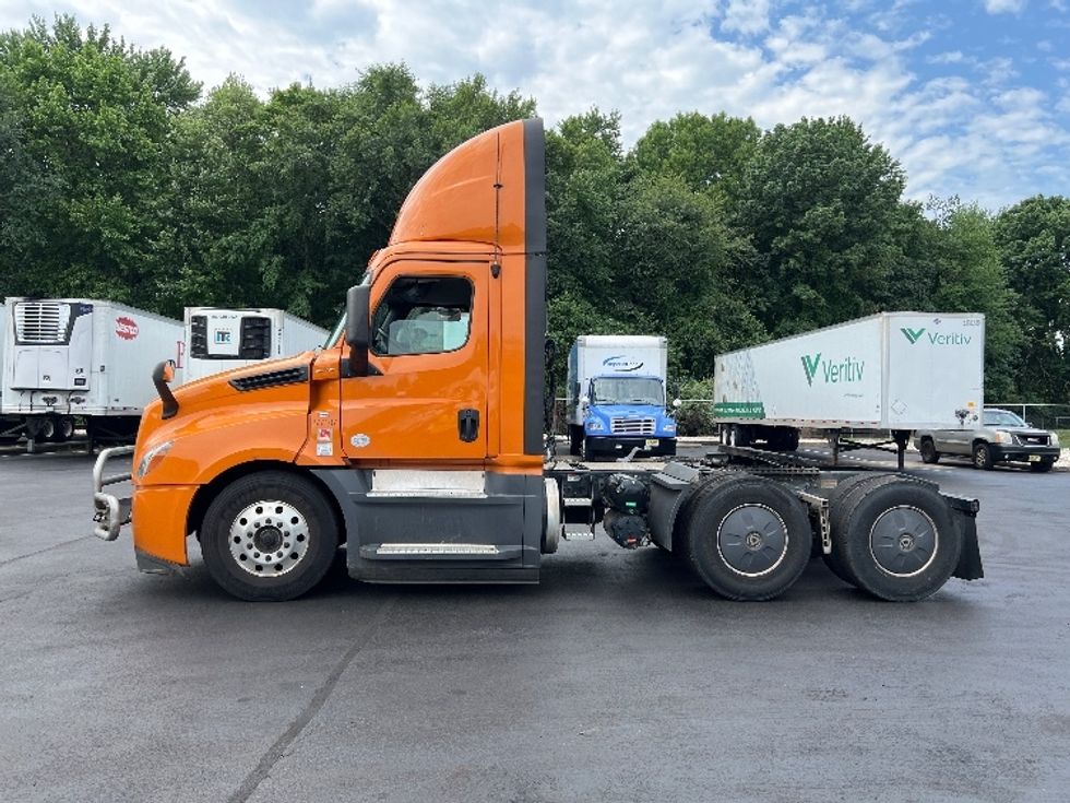 Day Cab Tractor-Heavy Duty Tractors-Freightliner-2020-T12664ST-Burlington-NJ-435,734\n\t\tmiles-$ 57,750 - Image 4