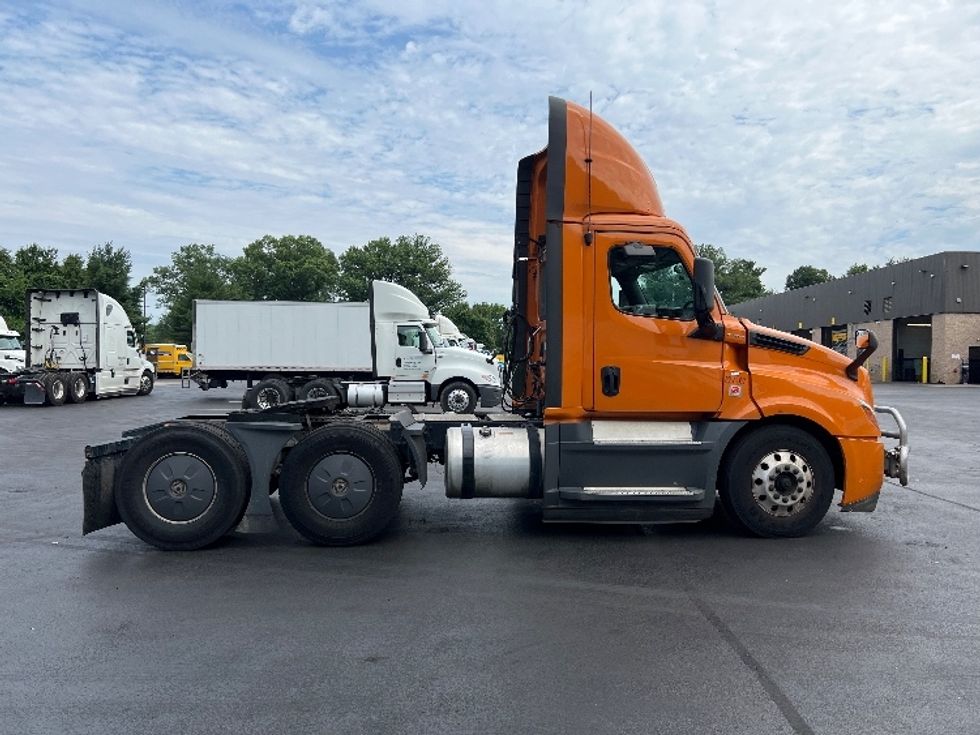 Day Cab Tractor-Heavy Duty Tractors-Freightliner-2020-T12664ST-Burlington-NJ-435,734\n\t\tmiles-$ 57,750 - Image 8