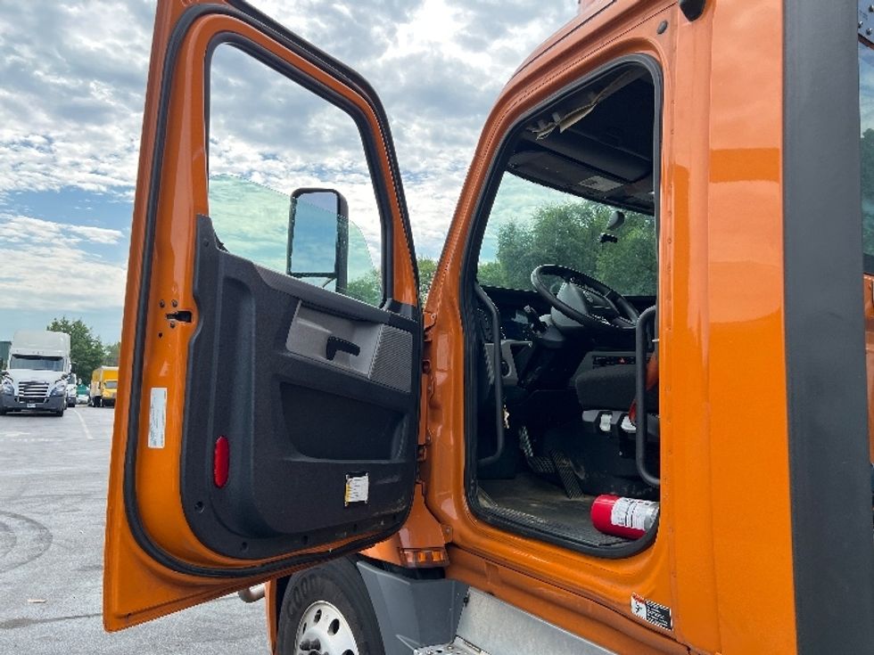 Day Cab Tractor-Heavy Duty Tractors-Freightliner-2020-T12664ST-Burlington-NJ-435,734\n\t\tmiles-$ 57,750 - Image 9