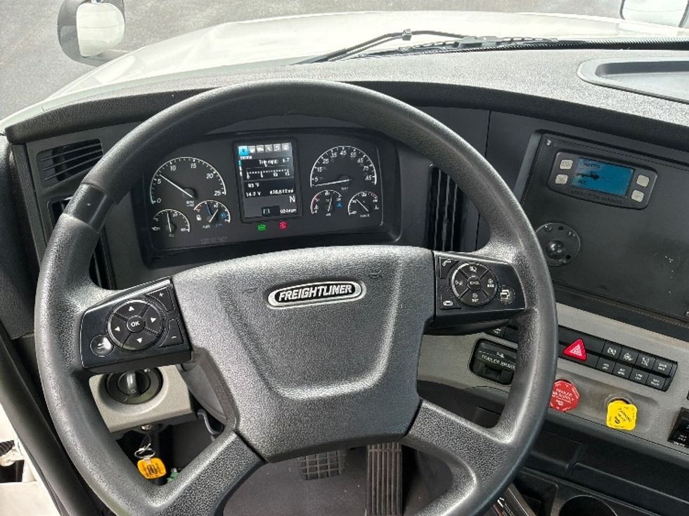 Day Cab Tractor-Heavy Duty Tractors-Freightliner-2020-T12664ST-Burlington-NJ-438,694\n\t\tmiles-$ 48,500 - Image 11