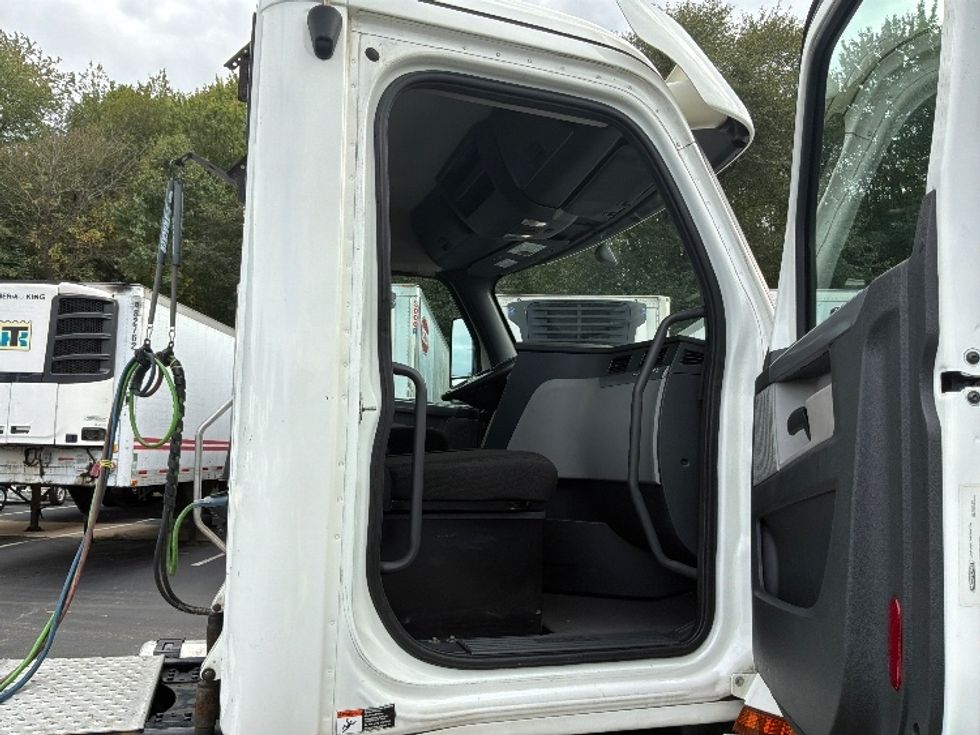 Day Cab Tractor-Heavy Duty Tractors-Freightliner-2020-T12664ST-Burlington-NJ-438,694\n\t\tmiles-$ 48,500 - Image 12