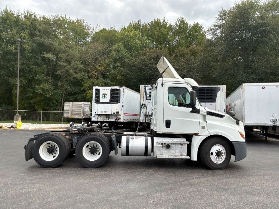 Day Cab Tractor-Heavy Duty Tractors-Freightliner-2020-T12664ST-Burlington-NJ-438,694\n\t\tmiles-$ 48,500 - Image 8