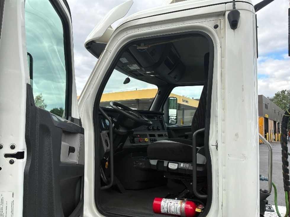 Day Cab Tractor-Heavy Duty Tractors-Freightliner-2020-T12664ST-Burlington-NJ-438,694\n\t\tmiles-$ 48,500 - Image 9