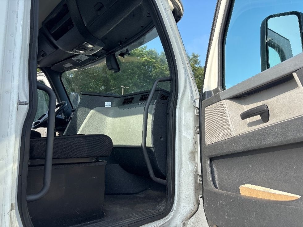 Day Cab Tractor-Heavy Duty Tractors-Freightliner-2020-T12664ST-Burlington-NJ-493,535\n\t\tmiles-$ 40,500 - Image 12
