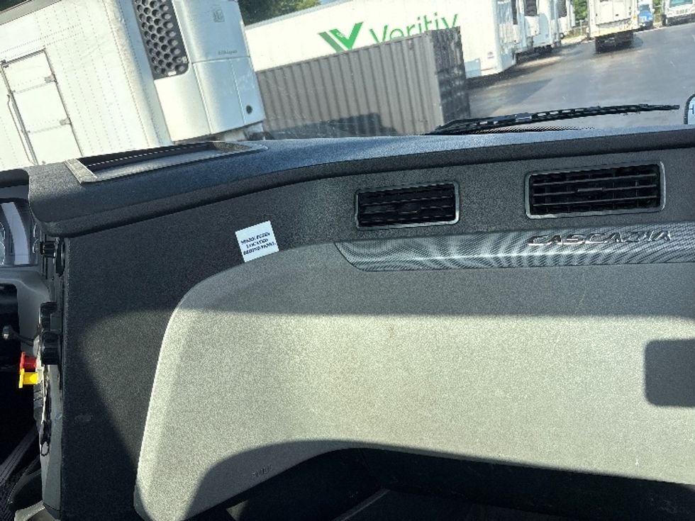 Day Cab Tractor-Heavy Duty Tractors-Freightliner-2020-T12664ST-Burlington-NJ-493,535\n\t\tmiles-$ 40,500 - Image 13