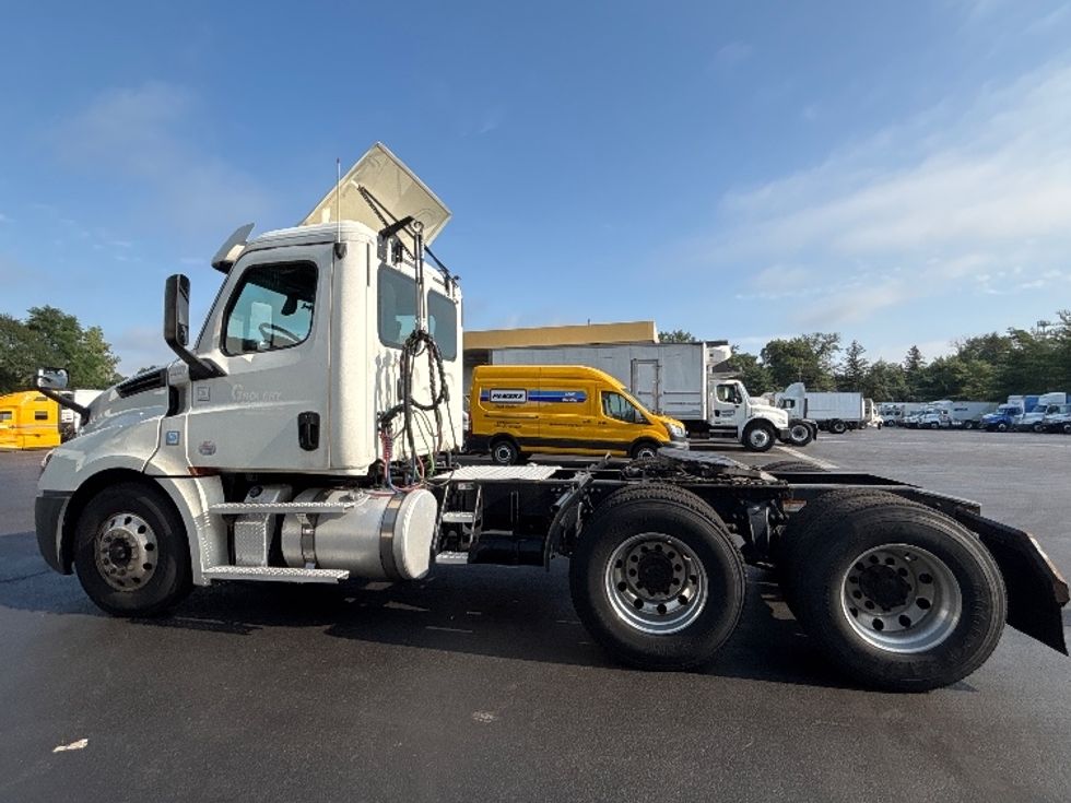 Day Cab Tractor-Heavy Duty Tractors-Freightliner-2020-T12664ST-Burlington-NJ-493,535\n\t\tmiles-$ 40,500 - Image 4