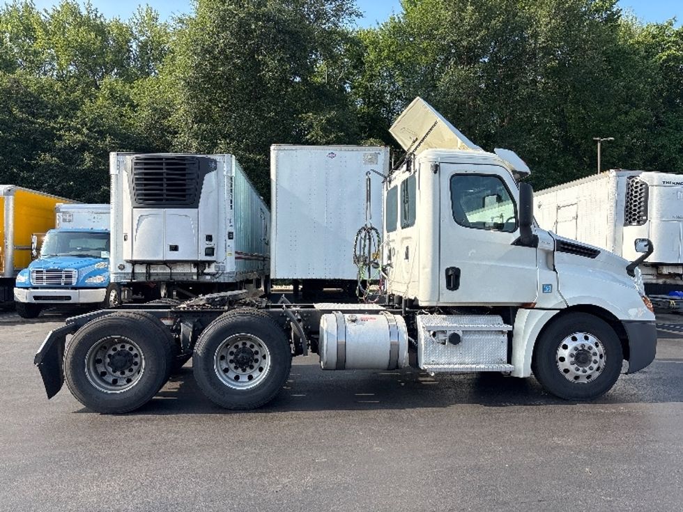 Day Cab Tractor-Heavy Duty Tractors-Freightliner-2020-T12664ST-Burlington-NJ-493,535\n\t\tmiles-$ 40,500 - Image 8