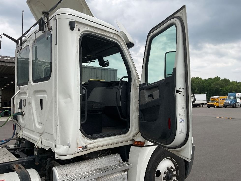 Day Cab Tractor-Heavy Duty Tractors-Freightliner-2020-T12664ST-Byron Center-MI-271,385\n\t\tmiles-$ 69,500 - Image 12