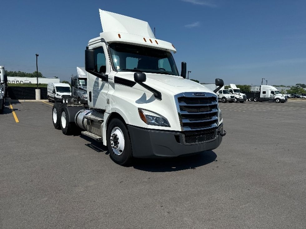 Day Cab Tractor-Heavy Duty Tractors-Freightliner-2020-T12664ST-Byron Center-MI-292,243\n\t\tmiles-$ 55,500 - Image 1