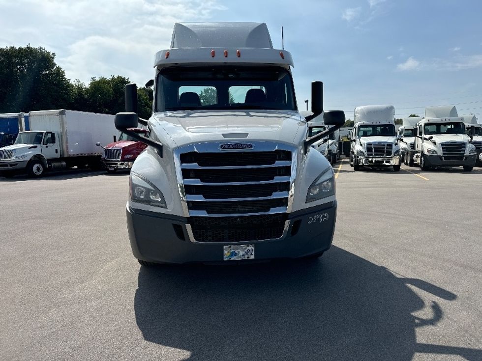 Day Cab Tractor-Heavy Duty Tractors-Freightliner-2020-T12664ST-Byron Center-MI-640,895\n\t\tmiles-$ 32,250 - Image 2