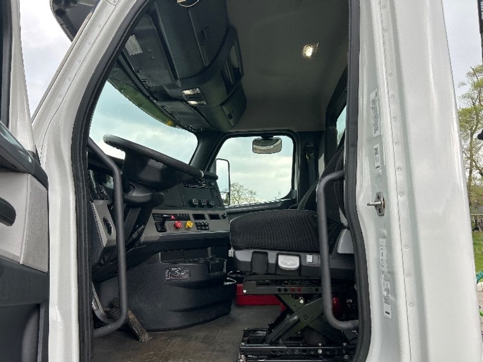 Day Cab Tractor-Heavy Duty Tractors-Freightliner-2020-T12664ST-Byron Center-MI-744,544\n\t\tmiles-$ 28,750 - Image 9