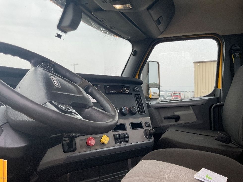 Day Cab Tractor-Heavy Duty Tractors-Freightliner-2020-T12664ST-Cadillac-MI-368,484\n\t\tmiles-$ 47,750 - Image 10