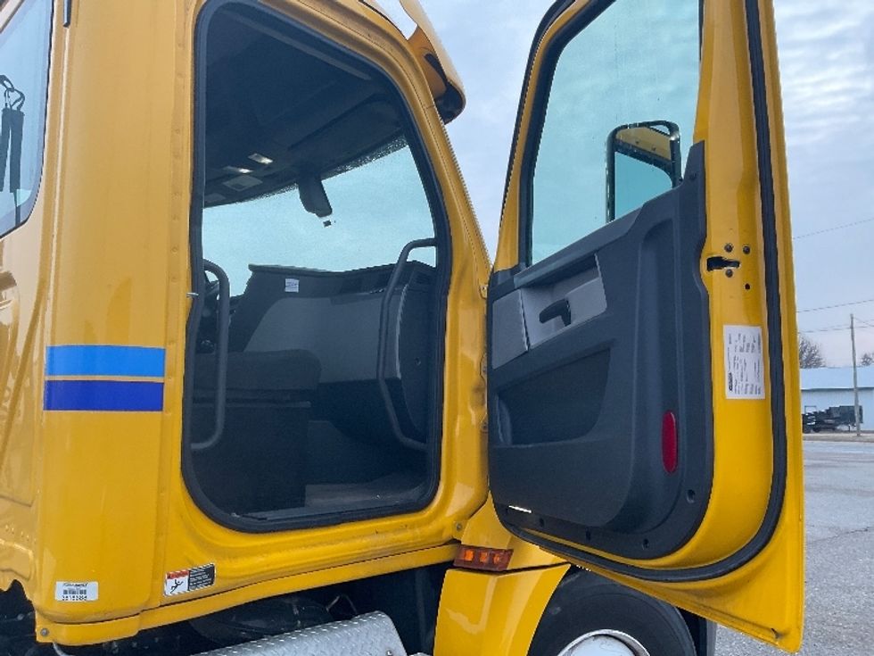 Day Cab Tractor-Heavy Duty Tractors-Freightliner-2020-T12664ST-Cadillac-MI-368,484\n\t\tmiles-$ 47,750 - Image 12