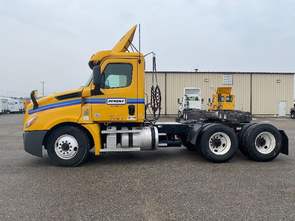 Day Cab Tractor-Heavy Duty Tractors-Freightliner-2020-T12664ST-Cadillac-MI-368,484\n\t\tmiles-$ 47,750 - Image 4