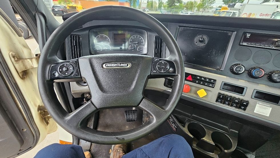 Day Cab Tractor-Heavy Duty Tractors-Freightliner-2020-T12664ST-Calgary-AB-408,045\n\t\tkm-$ 82,250 - Image 11