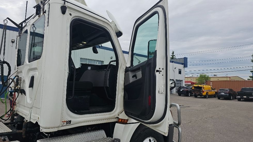 Day Cab Tractor-Heavy Duty Tractors-Freightliner-2020-T12664ST-Calgary-AB-408,045\n\t\tkm-$ 82,250 - Image 12