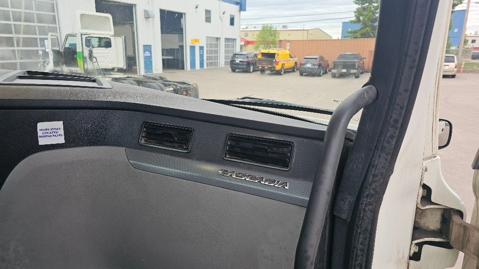 Day Cab Tractor-Heavy Duty Tractors-Freightliner-2020-T12664ST-Calgary-AB-408,045\n\t\tkm-$ 82,250 - Image 13