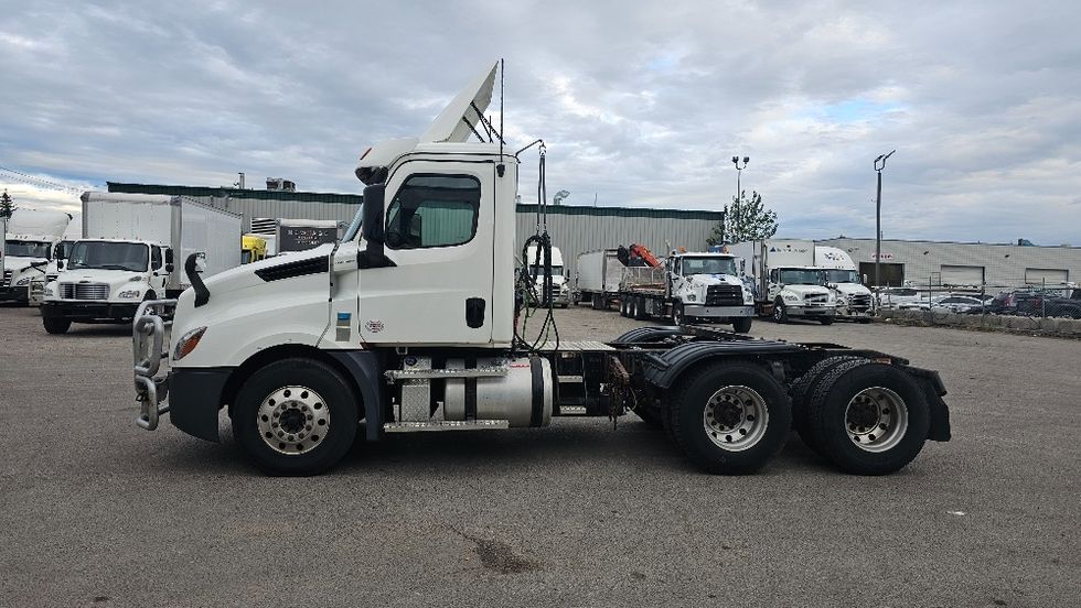 Day Cab Tractor-Heavy Duty Tractors-Freightliner-2020-T12664ST-Calgary-AB-408,045\n\t\tkm-$ 82,250 - Image 3