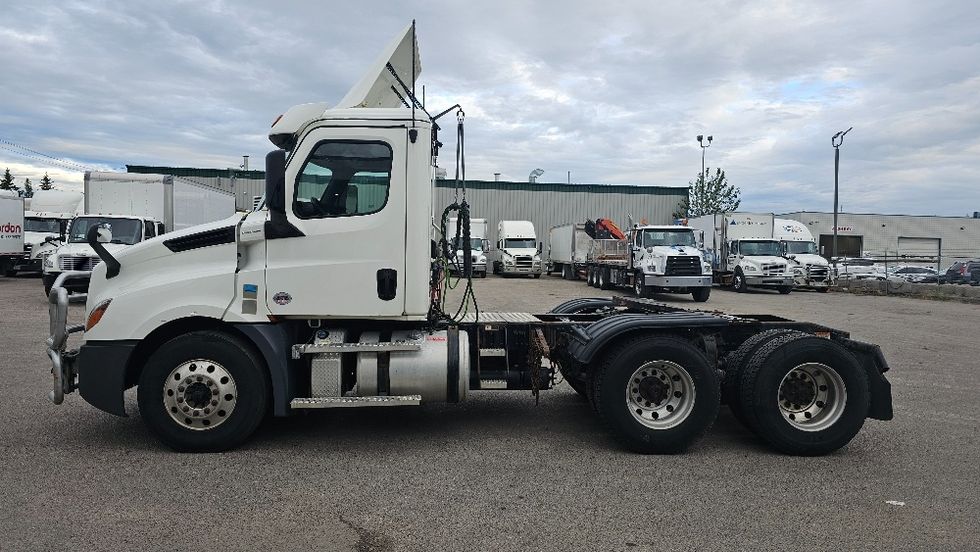 Day Cab Tractor-Heavy Duty Tractors-Freightliner-2020-T12664ST-Calgary-AB-408,045\n\t\tkm-$ 82,250 - Image 4