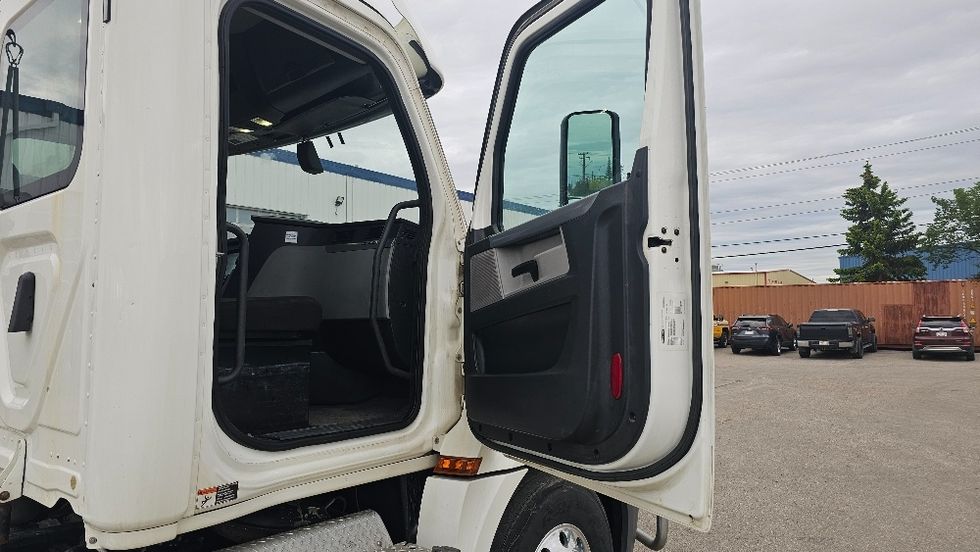 Day Cab Tractor-Heavy Duty Tractors-Freightliner-2020-T12664ST-Calgary-AB-408,045\n\t\tkm-$ 82,250 - Image 9