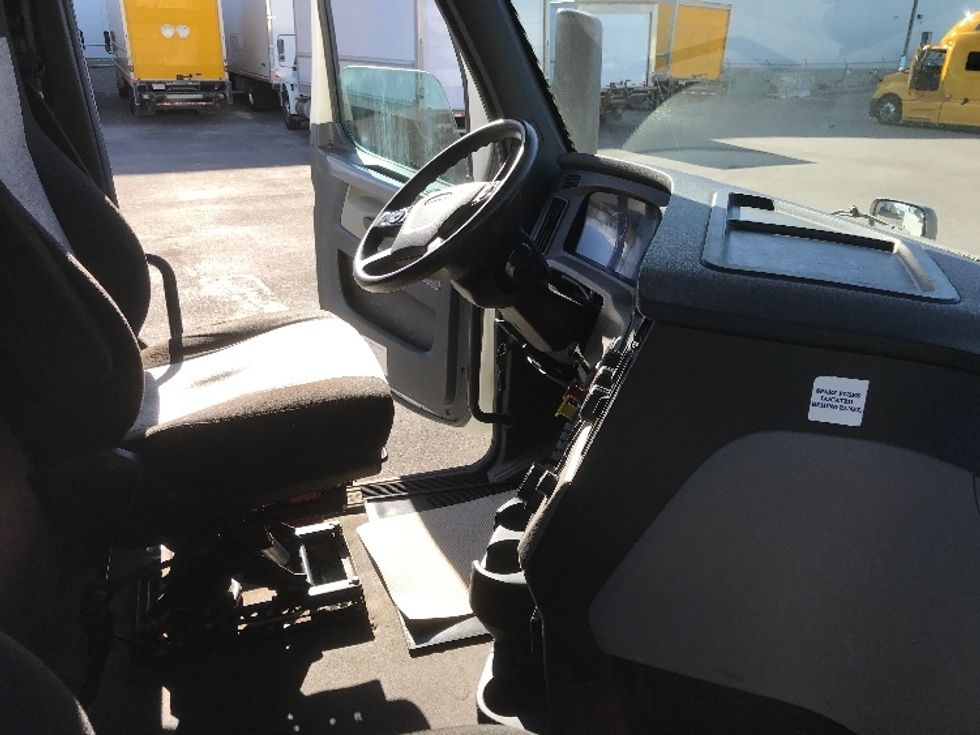 Day Cab Tractor-Heavy Duty Tractors-Freightliner-2020-T12664ST-Calgary-AB-736,001\n\t\tkm-$ 55,000 - Image 14