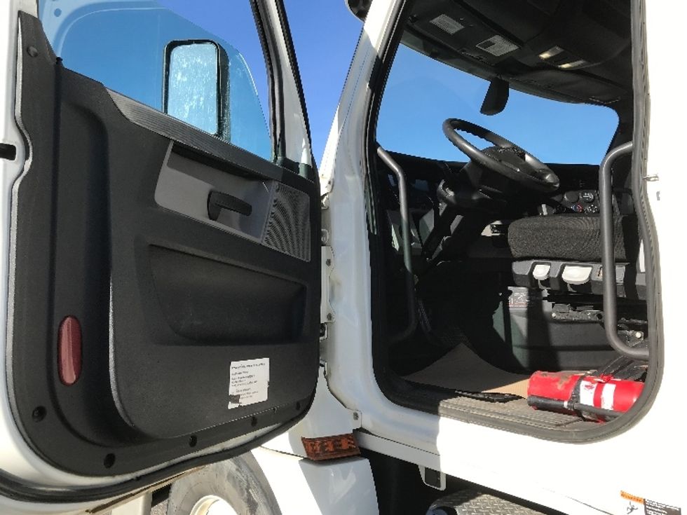 Day Cab Tractor-Heavy Duty Tractors-Freightliner-2020-T12664ST-Calgary-AB-736,001\n\t\tkm-$ 55,000 - Image 9