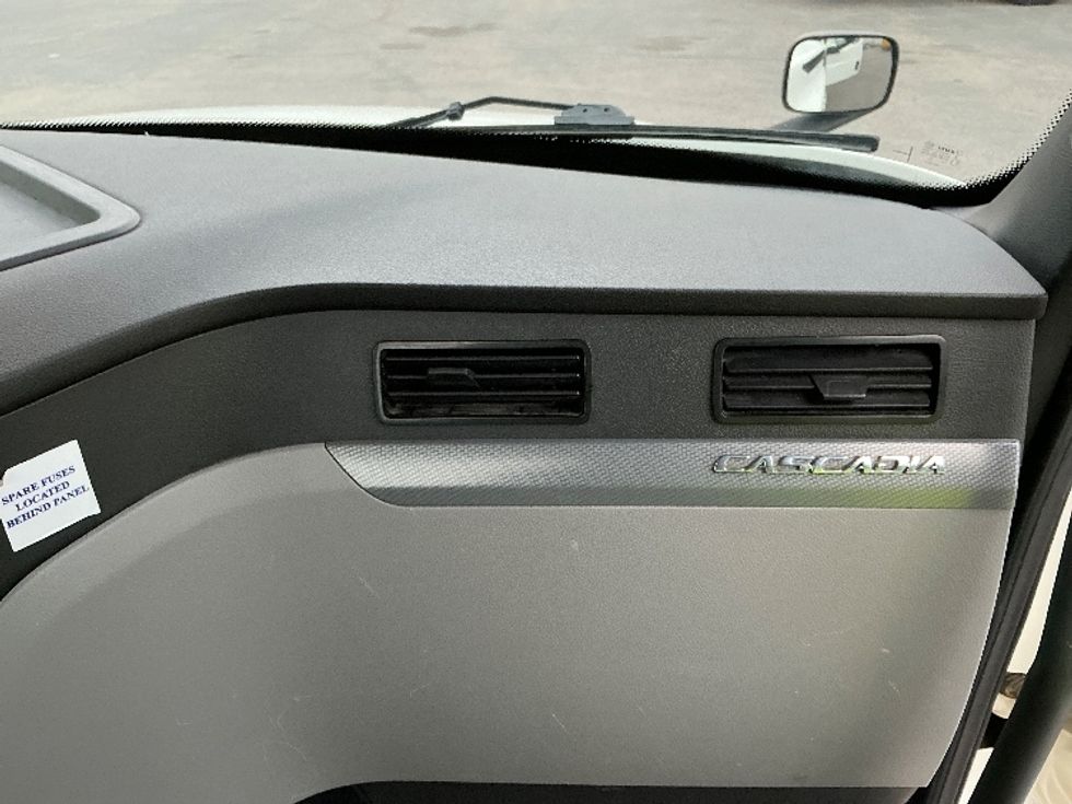 Day Cab Tractor-Heavy Duty Tractors-Freightliner-2020-T12664ST-Calgary-AB-766,227\n\t\tkm-$ 52,750 - Image 13