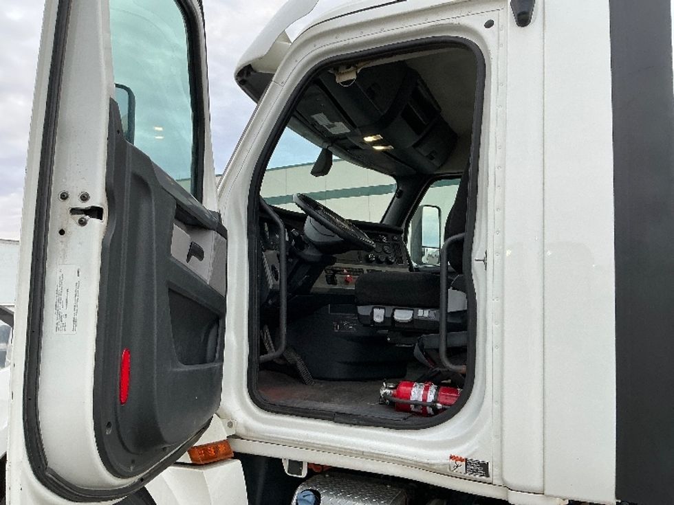 Day Cab Tractor-Heavy Duty Tractors-Freightliner-2020-T12664ST-Calgary-AB-766,227\n\t\tkm-$ 52,750 - Image 9