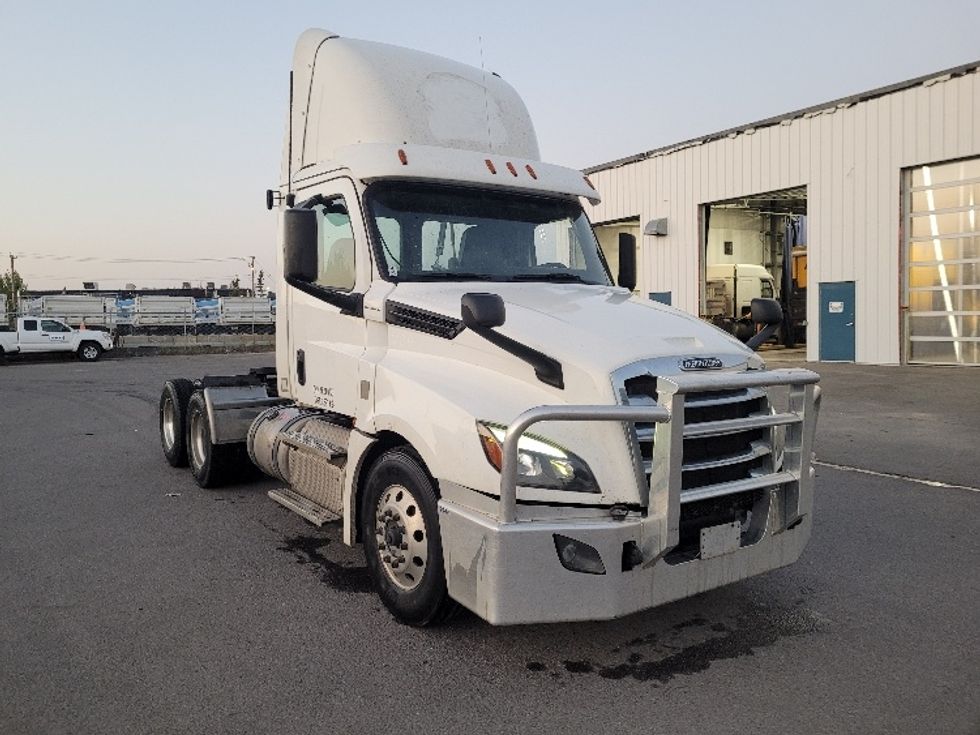 2020 Freightliner Cascadia 113" sleeper cab photo 19