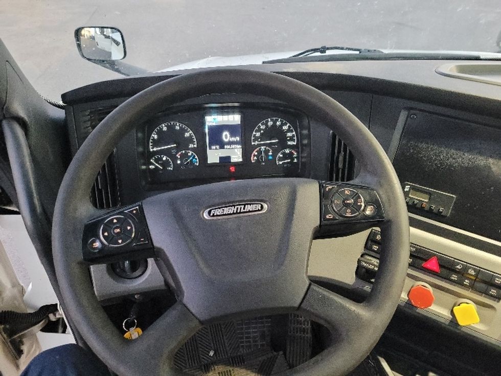 Day Cab Tractor-Heavy Duty Tractors-Freightliner-2020-T12664ST-Calgary-AB-904,204\n\t\tkm-$ 43,750 - Image 11