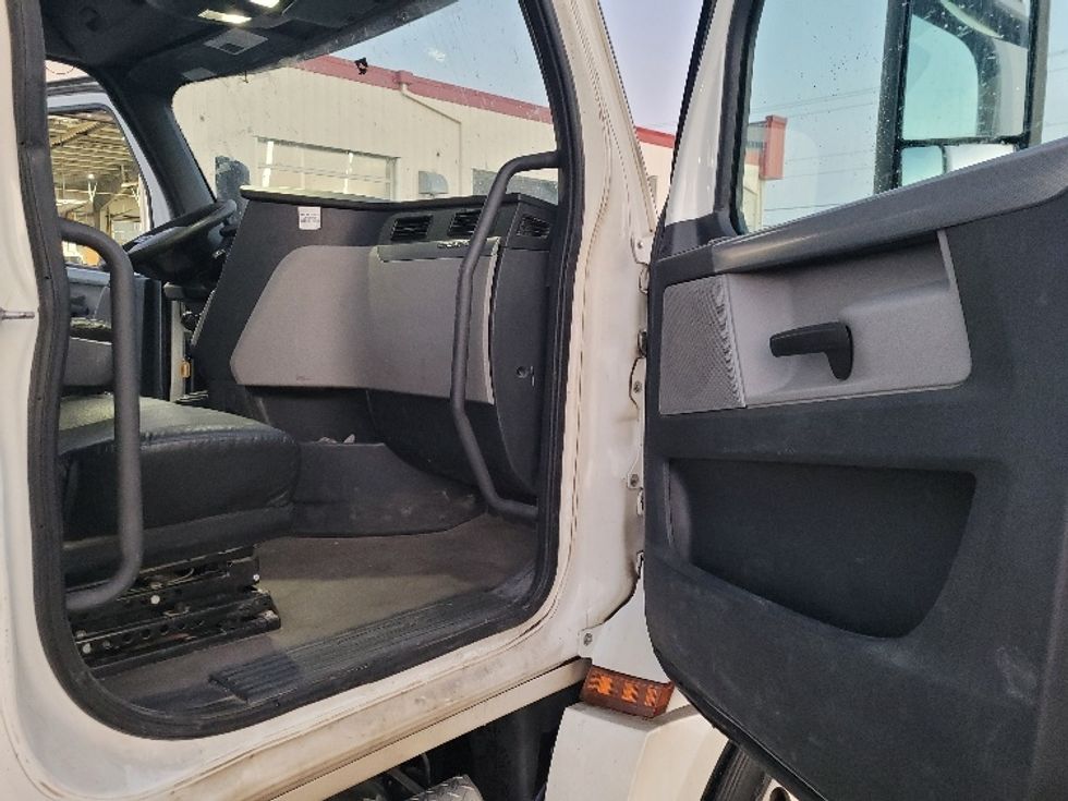 Day Cab Tractor-Heavy Duty Tractors-Freightliner-2020-T12664ST-Calgary-AB-904,204\n\t\tkm-$ 43,750 - Image 12