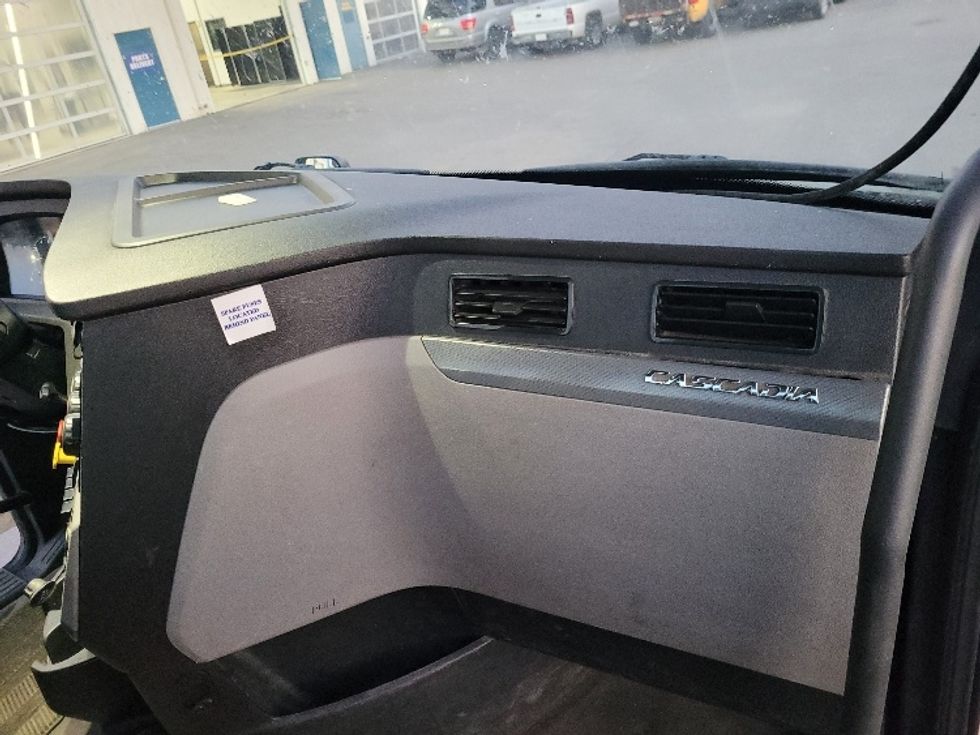 Day Cab Tractor-Heavy Duty Tractors-Freightliner-2020-T12664ST-Calgary-AB-904,204\n\t\tkm-$ 43,750 - Image 13