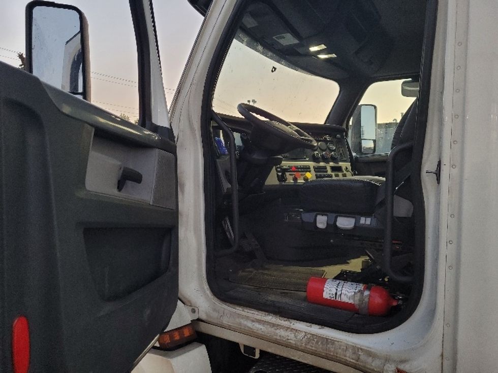 Day Cab Tractor-Heavy Duty Tractors-Freightliner-2020-T12664ST-Calgary-AB-904,204\n\t\tkm-$ 43,750 - Image 9