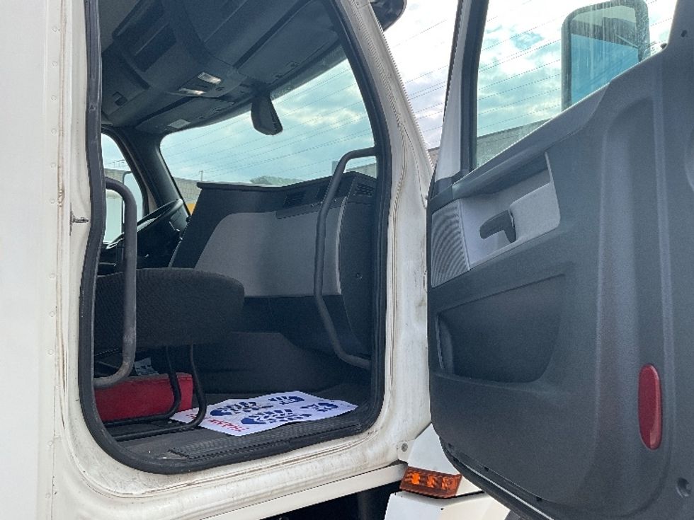 Day Cab Tractor-Heavy Duty Tractors-Freightliner-2020-T12664ST-Cambridge-ON-270,481\n\t\tkm-$ 74,000 - Image 12