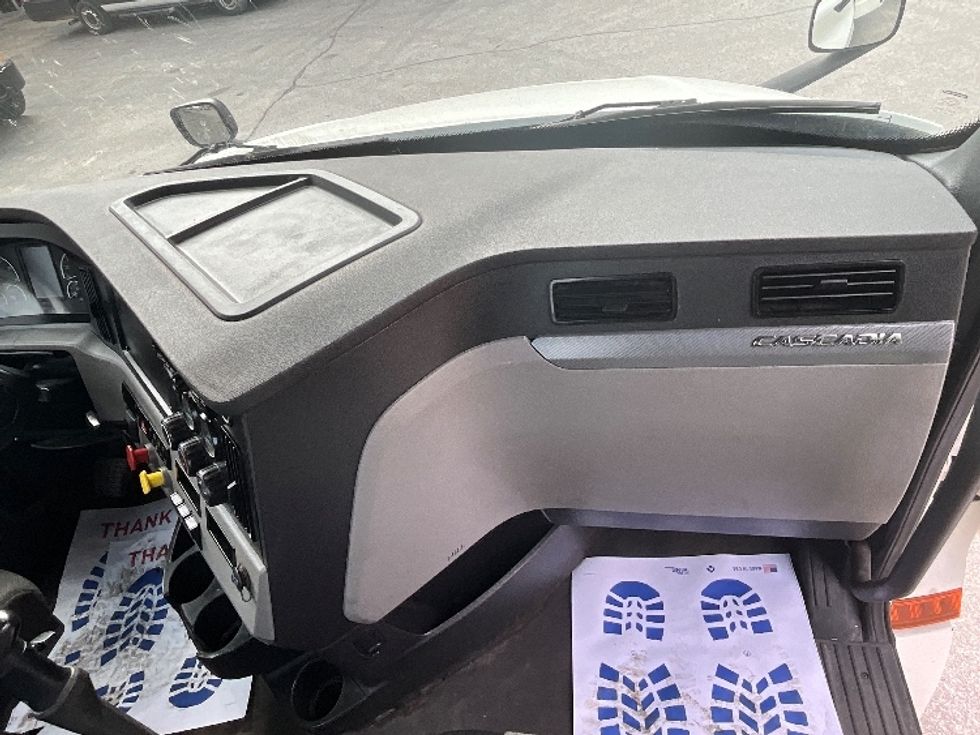 Day Cab Tractor-Heavy Duty Tractors-Freightliner-2020-T12664ST-Cambridge-ON-270,481\n\t\tkm-$ 74,000 - Image 13