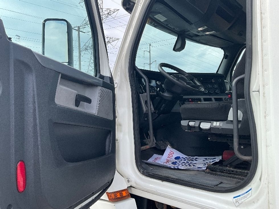 Day Cab Tractor-Heavy Duty Tractors-Freightliner-2020-T12664ST-Cambridge-ON-270,481\n\t\tkm-$ 74,000 - Image 9