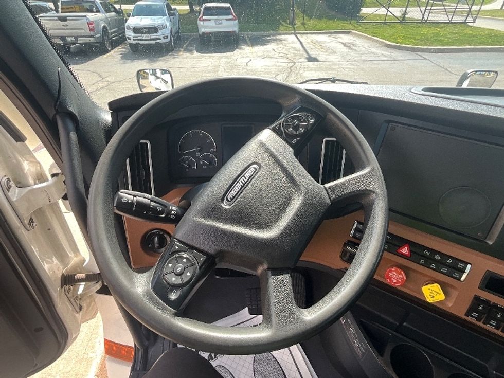 Day Cab Tractor-Heavy Duty Tractors-Freightliner-2020-T12664ST-Cambridge-ON-363,750\n\t\tkm-$ 77,500 - Image 11