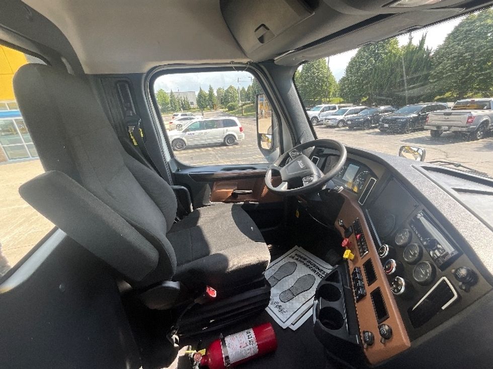 Day Cab Tractor-Heavy Duty Tractors-Freightliner-2020-T12664ST-Cambridge-ON-363,750\n\t\tkm-$ 77,500 - Image 14