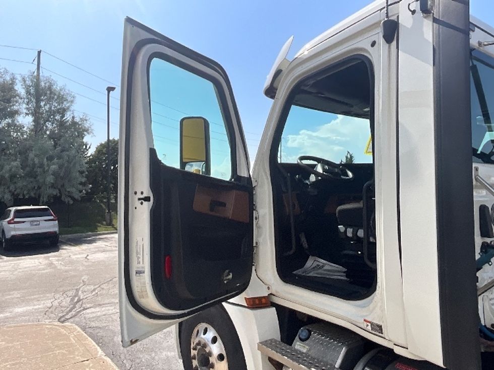 Day Cab Tractor-Heavy Duty Tractors-Freightliner-2020-T12664ST-Cambridge-ON-363,750\n\t\tkm-$ 77,500 - Image 9