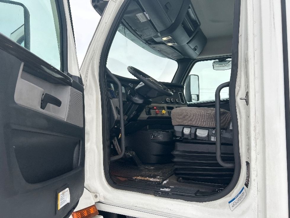 Day Cab Tractor-Heavy Duty Tractors-Freightliner-2020-T12664ST-Cambridge-ON-477,697\n\t\tkm-$ 67,250 - Image 9