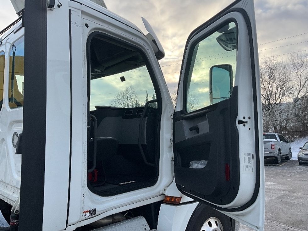 Day Cab Tractor-Heavy Duty Tractors-Freightliner-2020-T12664ST-Cambridge-ON-528,321\n\t\tkm-$ 65,250 - Image 12