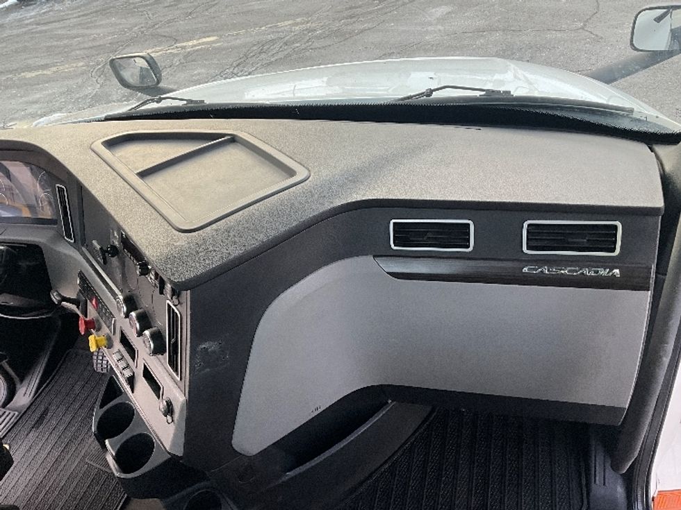 Day Cab Tractor-Heavy Duty Tractors-Freightliner-2020-T12664ST-Cambridge-ON-528,321\n\t\tkm-$ 65,250 - Image 13