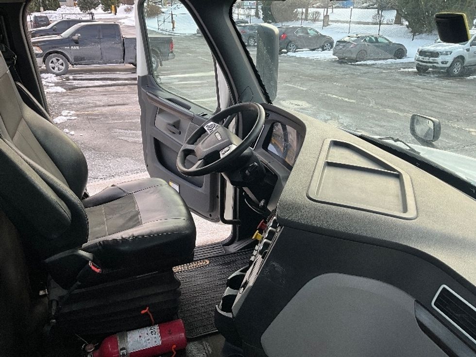 Day Cab Tractor-Heavy Duty Tractors-Freightliner-2020-T12664ST-Cambridge-ON-528,321\n\t\tkm-$ 65,250 - Image 14