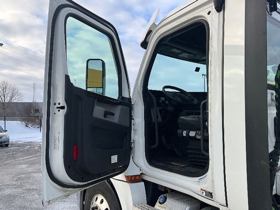 Day Cab Tractor-Heavy Duty Tractors-Freightliner-2020-T12664ST-Cambridge-ON-528,321\n\t\tkm-$ 65,250 - Image 9