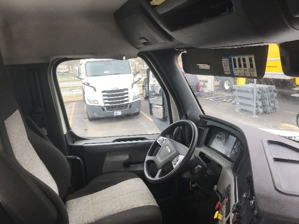 Day Cab Tractor-Heavy Duty Tractors-Freightliner-2020-T12664ST-Canton-OH-433,824\n\t\tmiles-$ 44,000 - Image 11