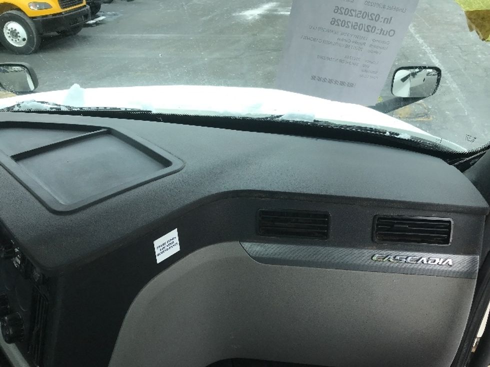 Day Cab Tractor-Heavy Duty Tractors-Freightliner-2020-T12664ST-Canton-OH-433,824\n\t\tmiles-$ 44,000 - Image 14