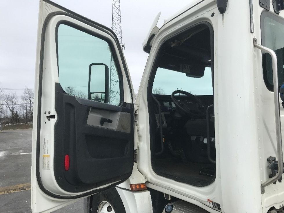 Day Cab Tractor-Heavy Duty Tractors-Freightliner-2020-T12664ST-Canton-OH-433,824\n\t\tmiles-$ 44,000 - Image 9