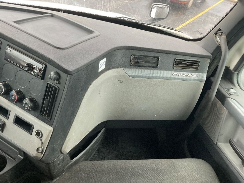 Day Cab Tractor-Heavy Duty Tractors-Freightliner-2020-T12664ST-Canton-OH-482,582\n\t\tmiles-$ 42,500 - Image 13